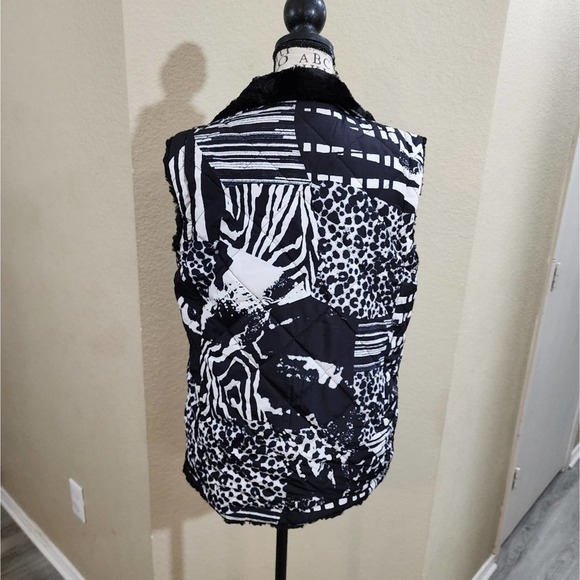 Multiples black‎ and white super soft fur reversible vest size small - Picture 2 of 7